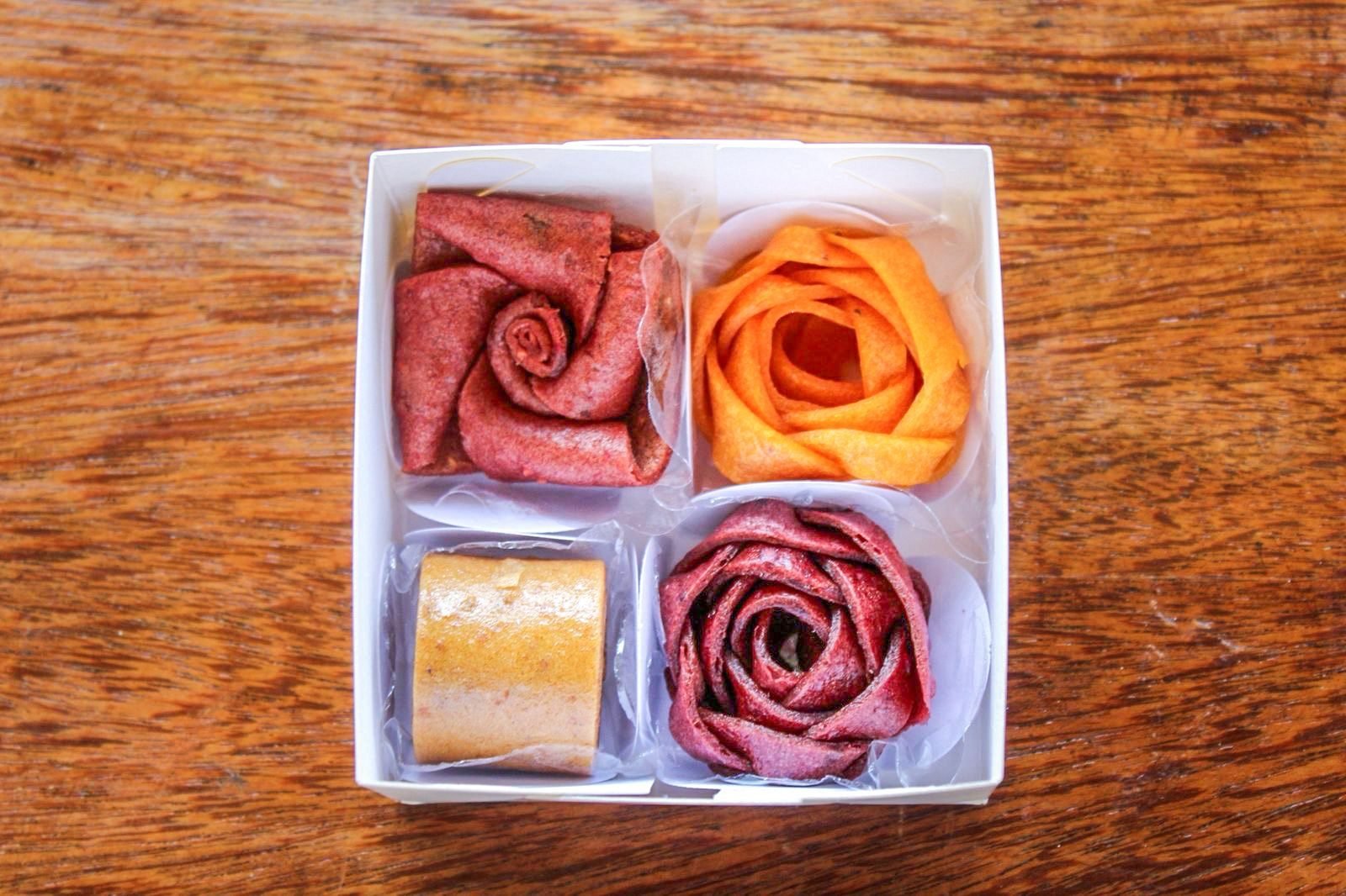 Caixa com 4 docinhos naturais de fruta, em formato de rosa